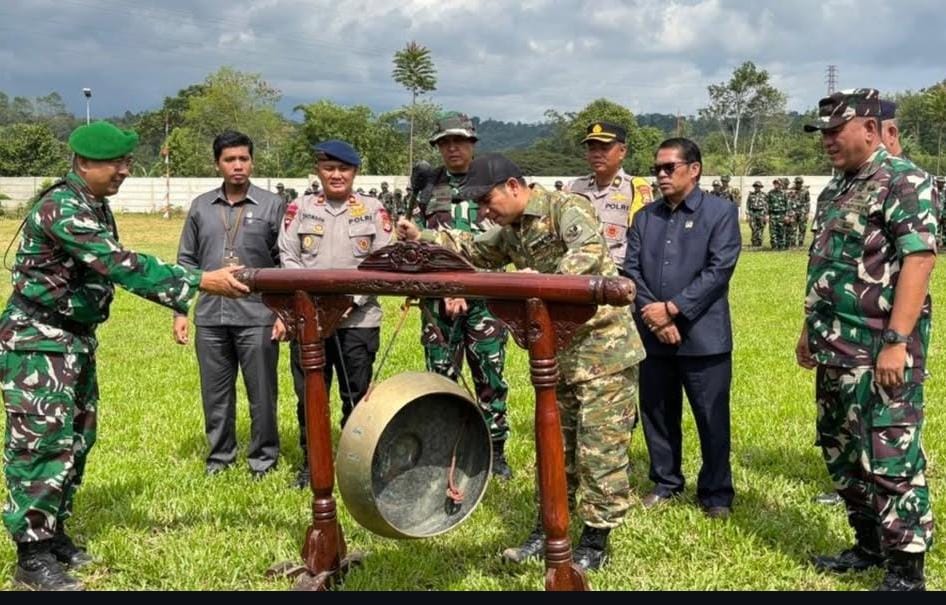 Dukung Program TMMD Ke-127, Batalyon A Pelopor Brimob Polda Bengkulu Ikut Upacara di SMAN 03 Curup Utara
