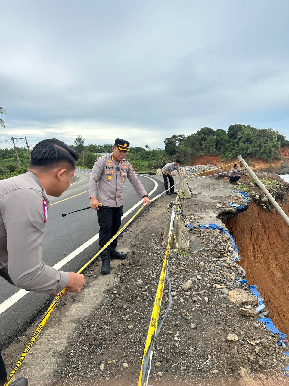 Polres Bengkulu Utara Bergerak Cepat Amankan Titik Rawan Abrasi Demi Keselamatan Pengguna Jalan