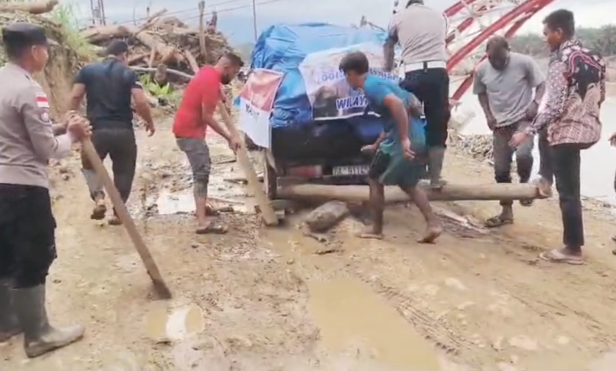 Wujudkan Kepedulian Polri, Polres Aceh Timur Salurkan Bantuan Logistik Kapolri ke 14 Titik Pengungsian Banjir