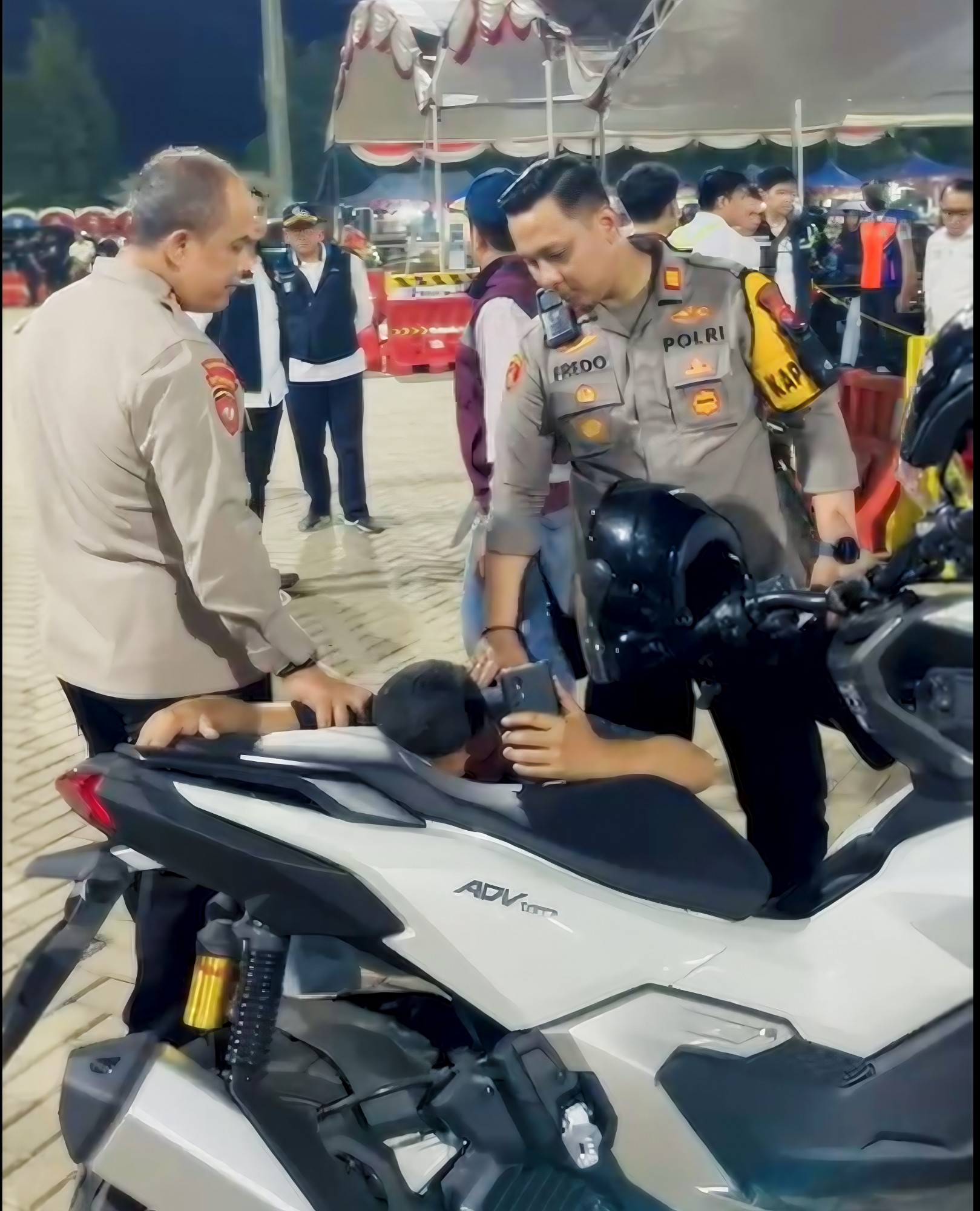 Polri Siaga dan Humanis, Dampingi Pemudik Terima Kabar Duka Saat Mudik