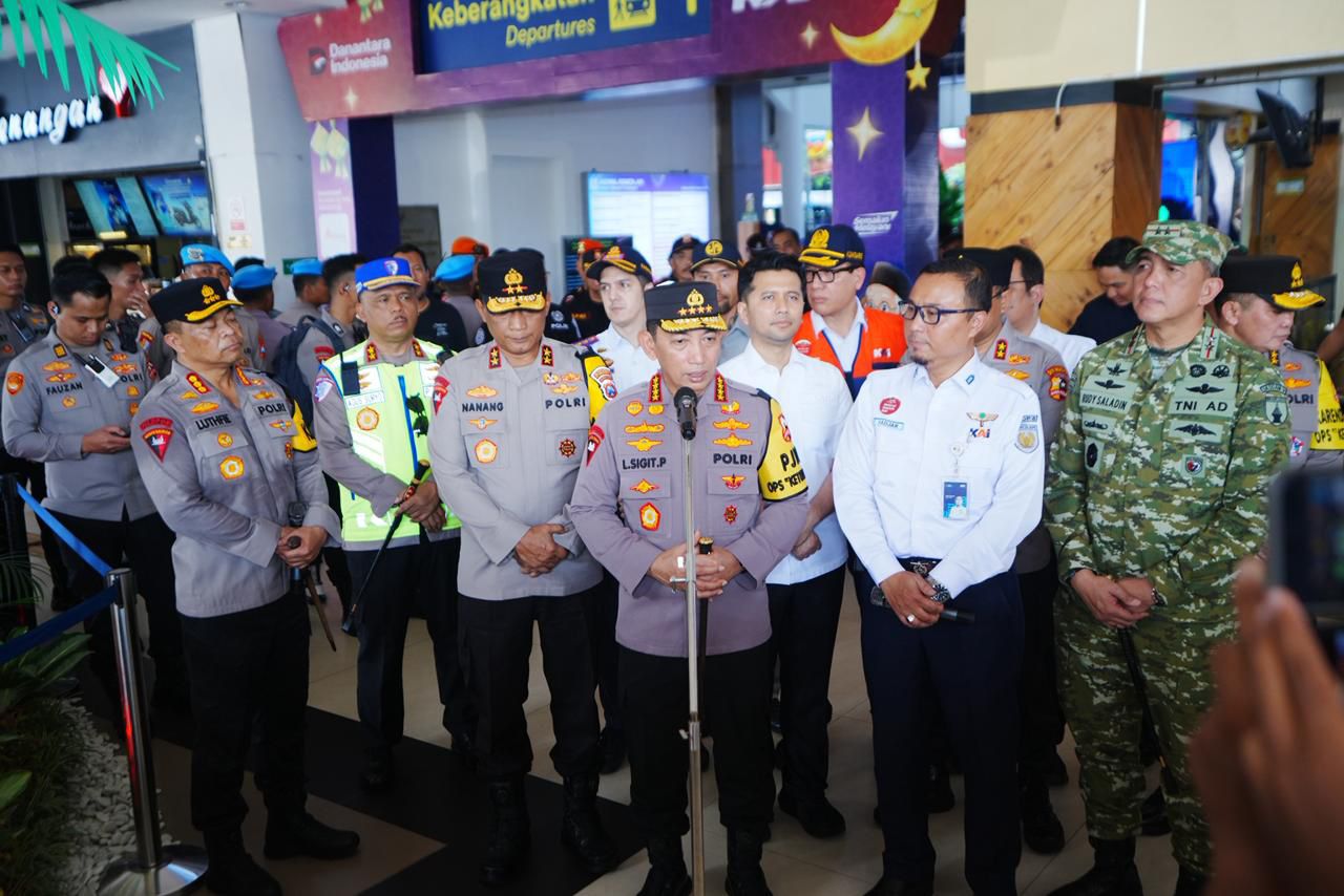Tinjau Stasiun Surabaya Gubeng, Kapolri Instruksikan Beri Pelayanan Maksimal ke Pemudik