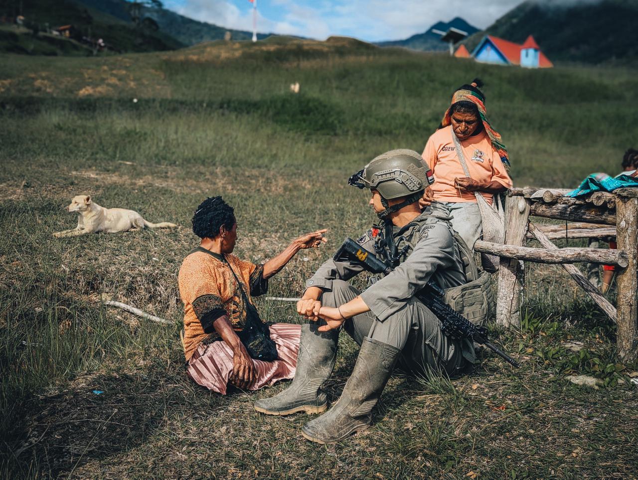 Patroli Dialogis Satgas Damai Cartenz Hadirkan Rasa Aman di Tengah Aktivitas Warga Kiwirok