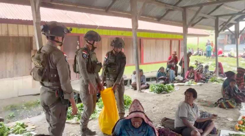 Patroli Humanis Jadi Ruang Harapan, Satgas Damai Cartenz Dorong Perputaran Ekonomi Mama-Mama Sinak