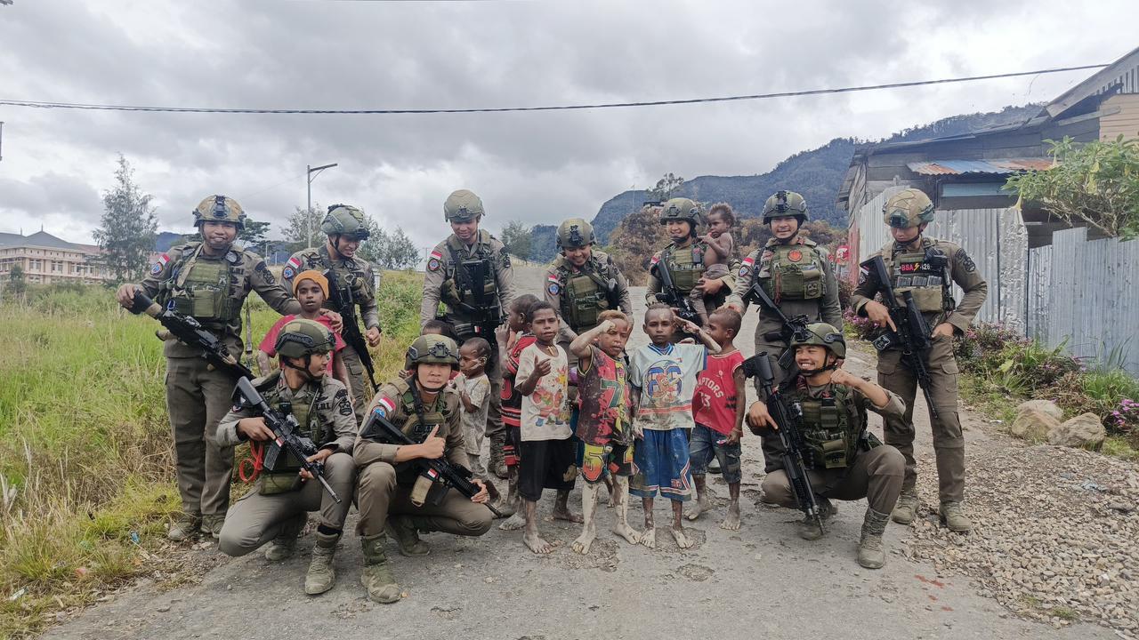 Patroli Satgas Ops Damai Cartenz di Intan Jaya: Interaksi dengan Warga dan Anak-anak di Sugapa