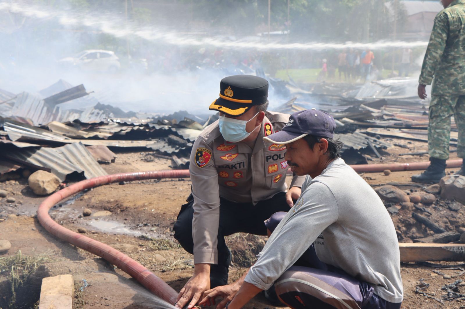 Kapolres dan Bupati Turun Langsung, Kebakaran Hanguskan 17 Los Pasar Sidomukti