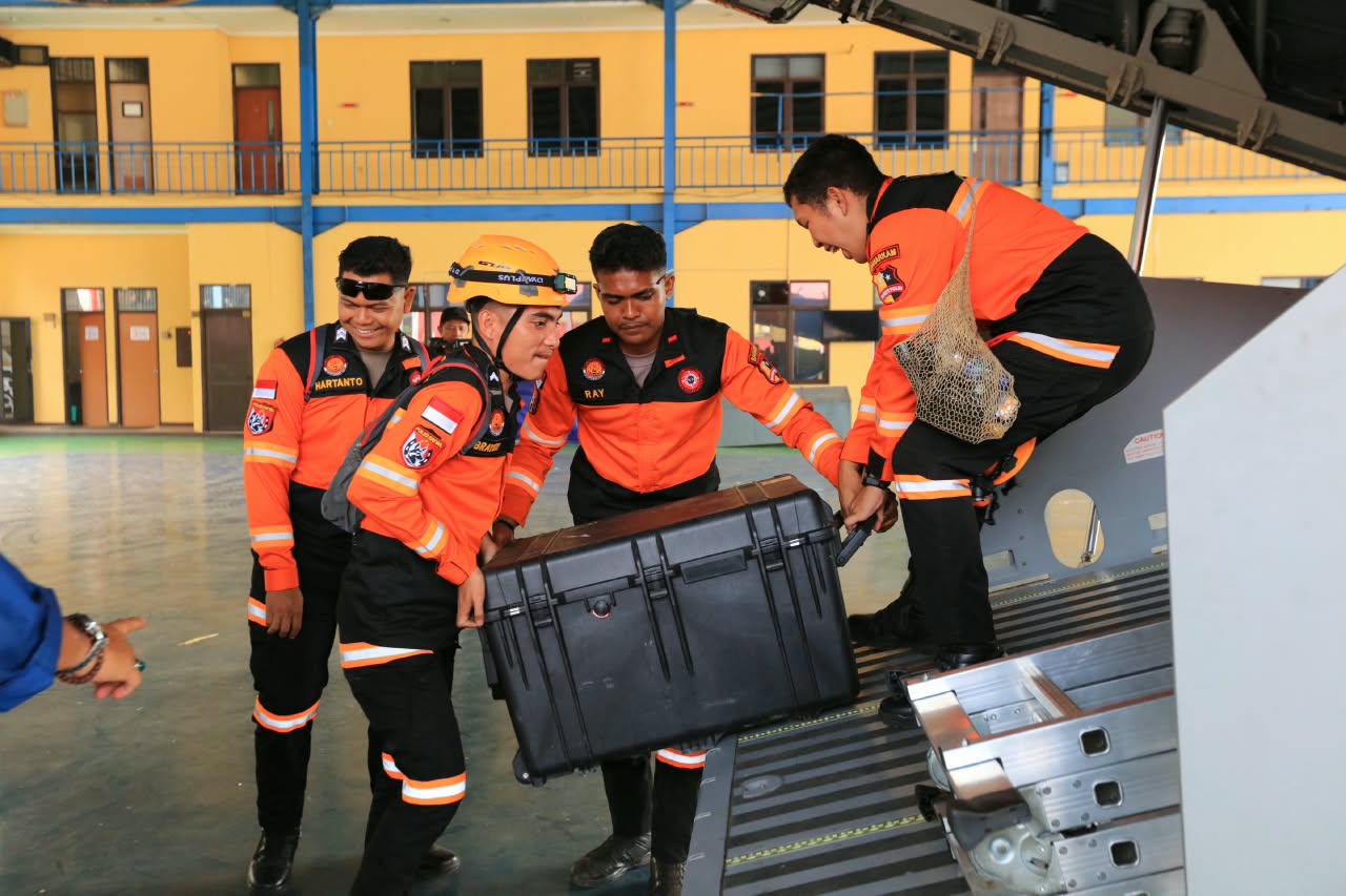 Terus Bergerak Cepat, Polri Kembali Kirim K9, Obat-obatan dan 3,4 Ton Bantuan ke NTT
