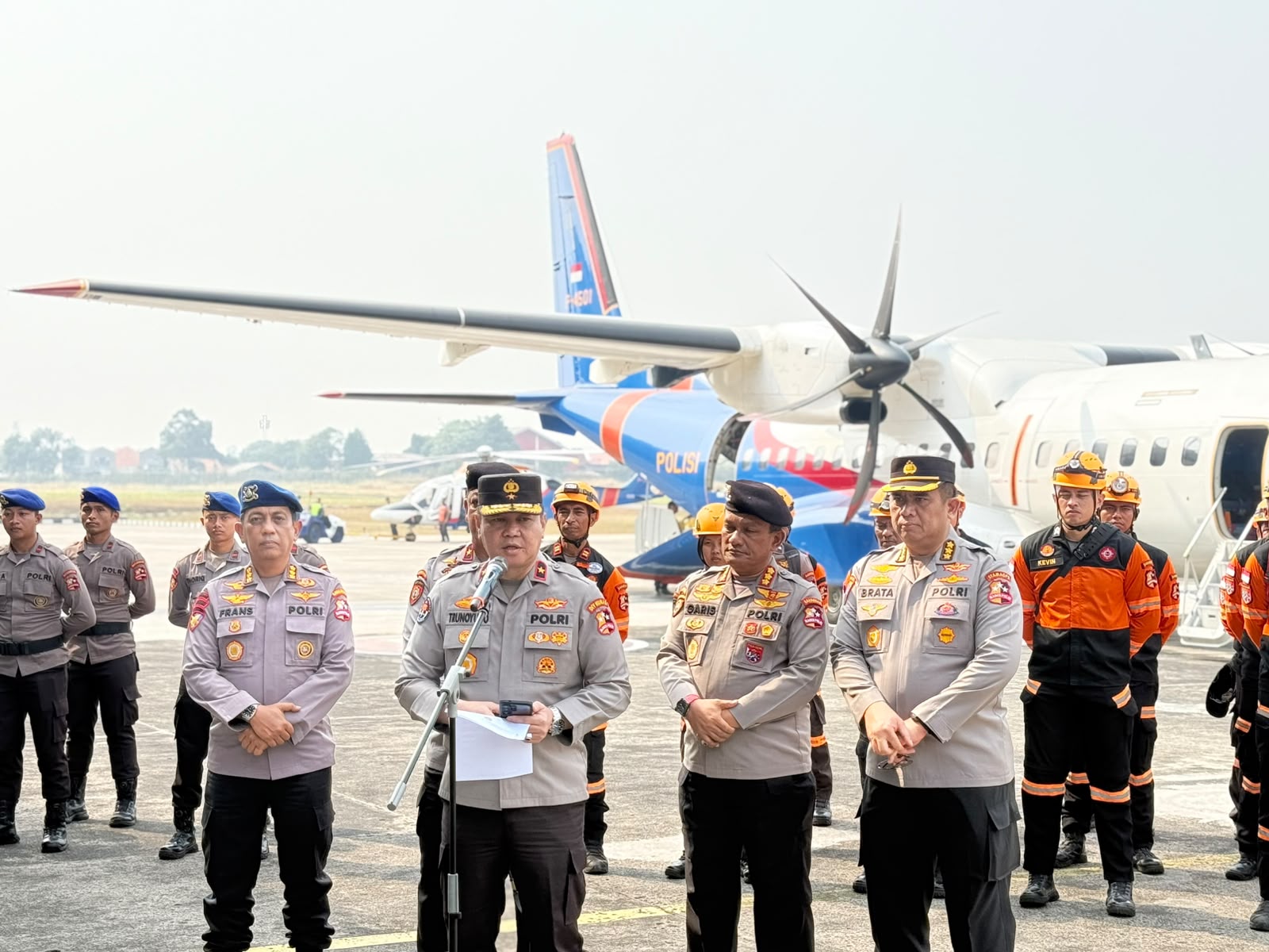 Terus Bergerak, Polri Kembali Kirim Personel K9 dan 2,5 Ton Logistik untuk Korban Gempa NTT