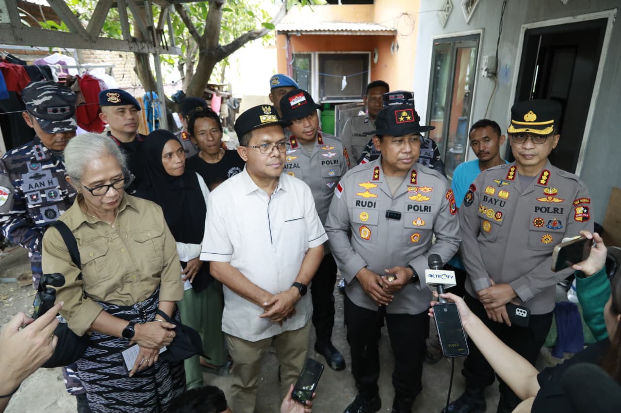 Kapolda NTT Tinjau Rumah Warga Terdampak Gempa, Salurkan Bantuan Sosial