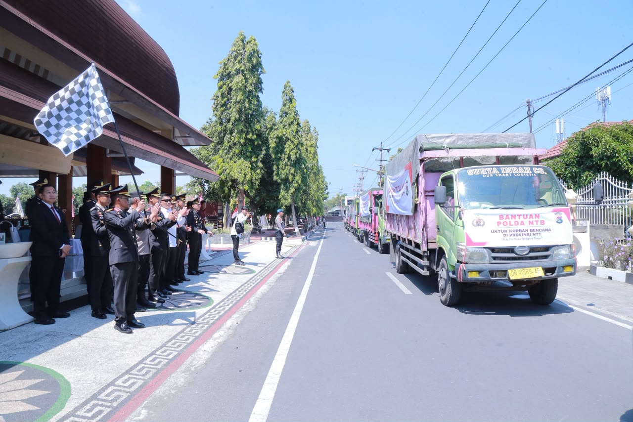 Di Hari Kemerdekaan, Polri Serentak Gerakkan 44 Truk Bantuan untuk Masyarakat Terdampak Gempa Flores