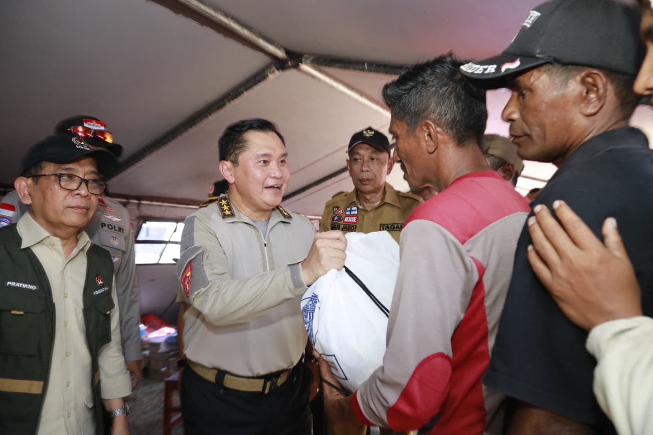 Astamaops Polri Cek Langsung Posko Pengungsi Gempa NTT, Siapkan Dukungan SAR hingga Layanan Medis