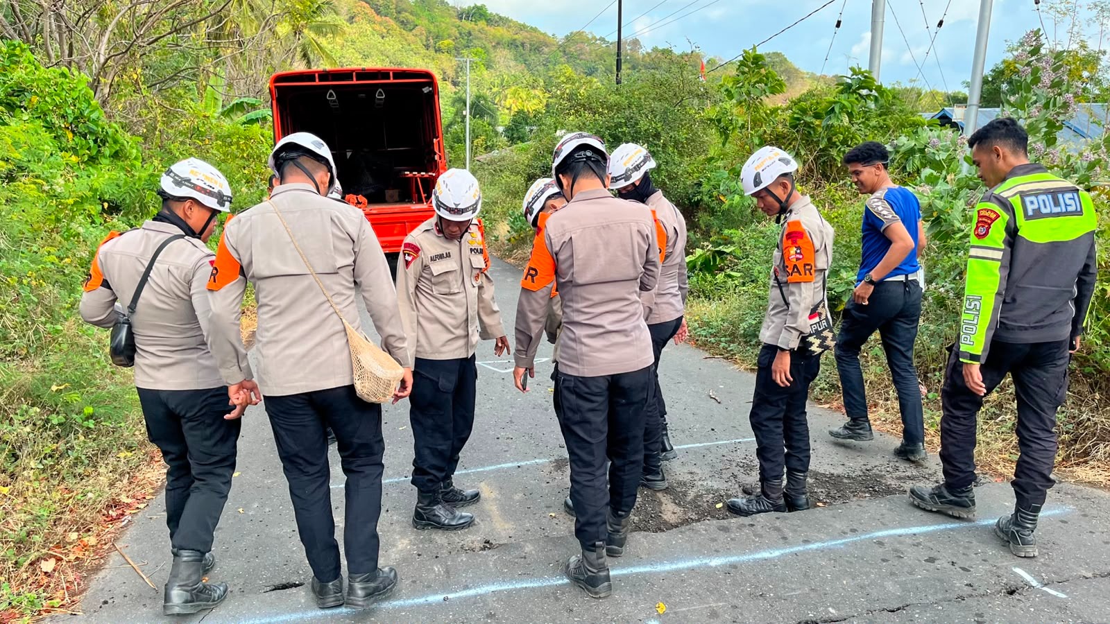 Hari Ke-6 Pascagempa, Polri Terus Bergerak: Brimob dan Bantuan Logistik Konsisten Dikirim ke NTT