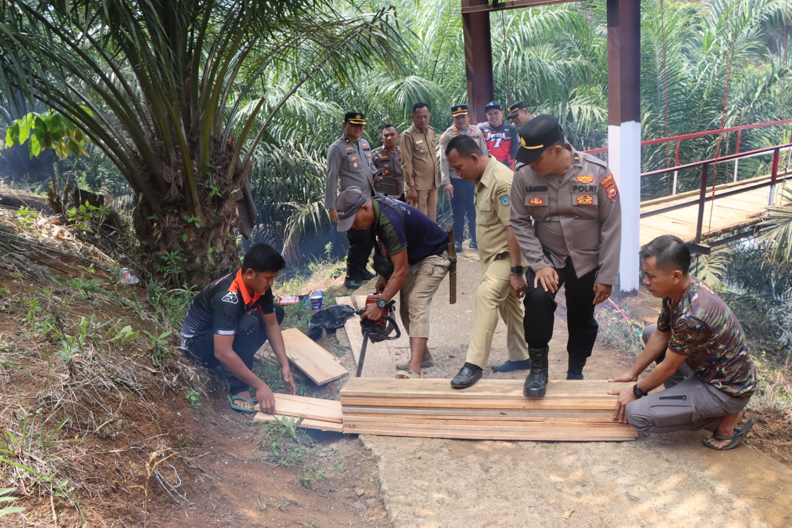 Aksi Nyata Polri dan Masyarakat: Gotong Royong Perbaiki Jembatan di Desa Dusun Curup